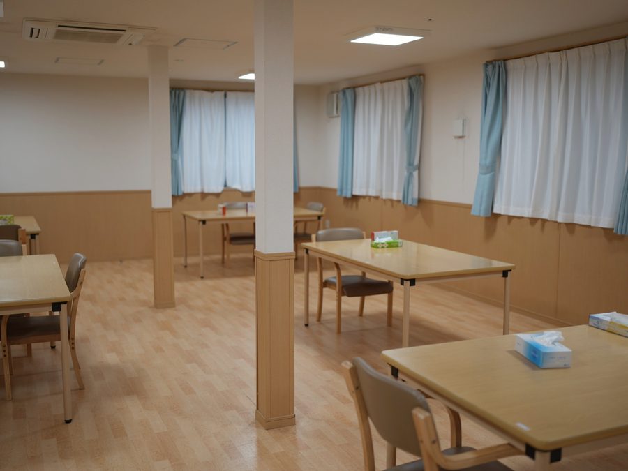 グラシア八戸ノ里の食堂。テーブルと椅子が並ぶ